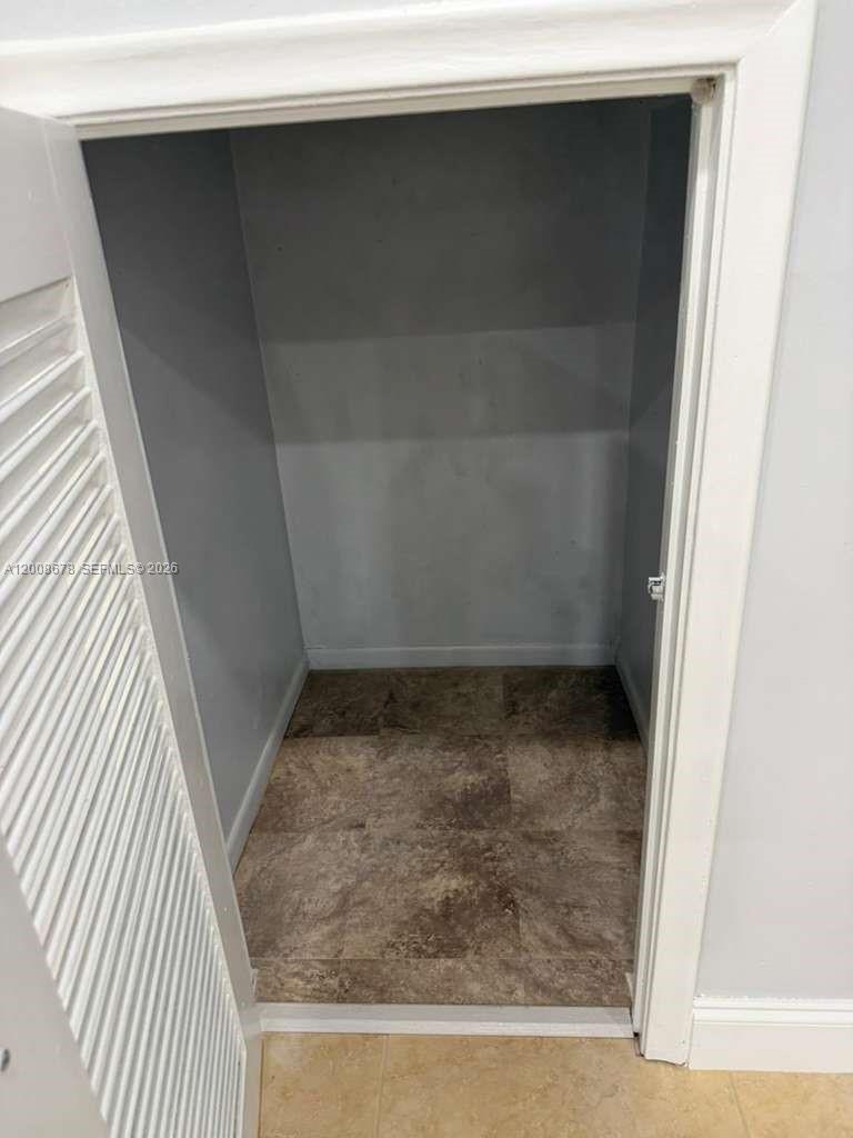 KENDALL LKS E LAKEVIEW TH - Residential