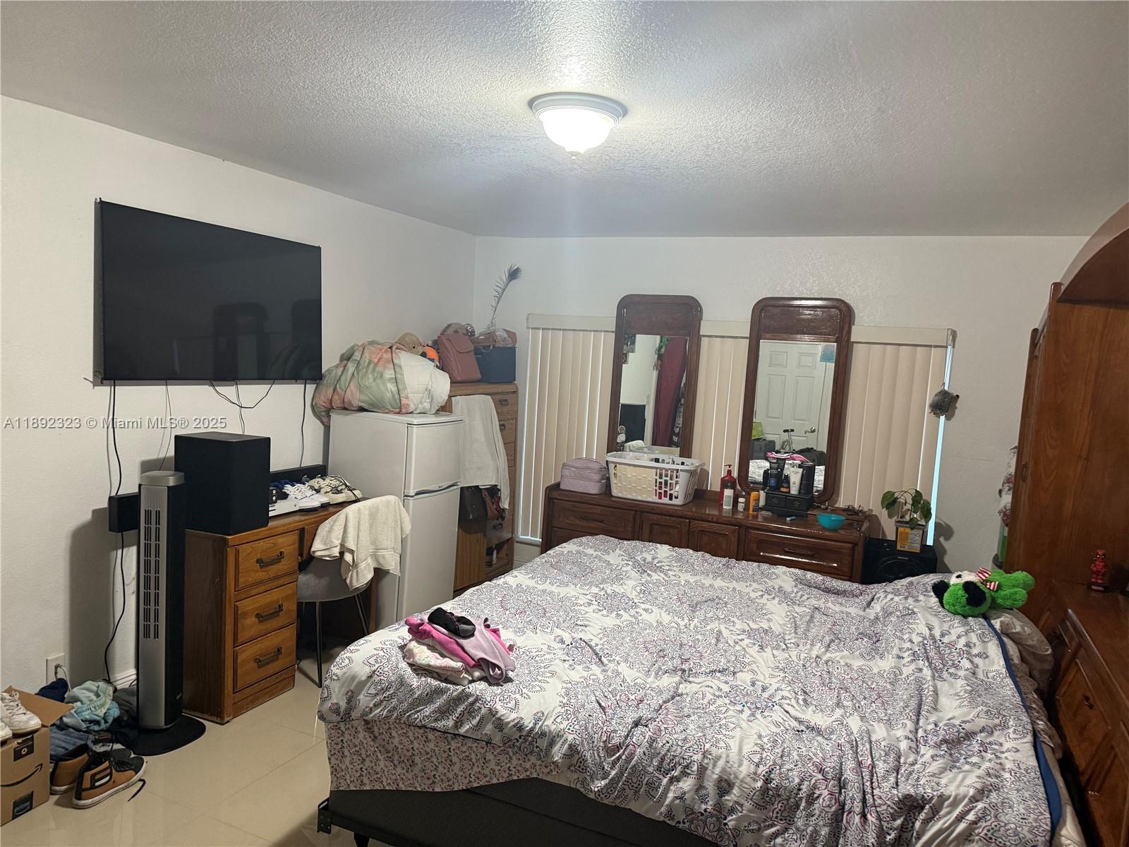 TAMIAMI LAKES SEC 1 - Residential