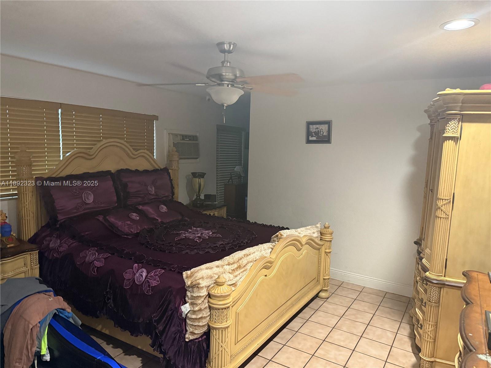 TAMIAMI LAKES SEC 1 - Residential