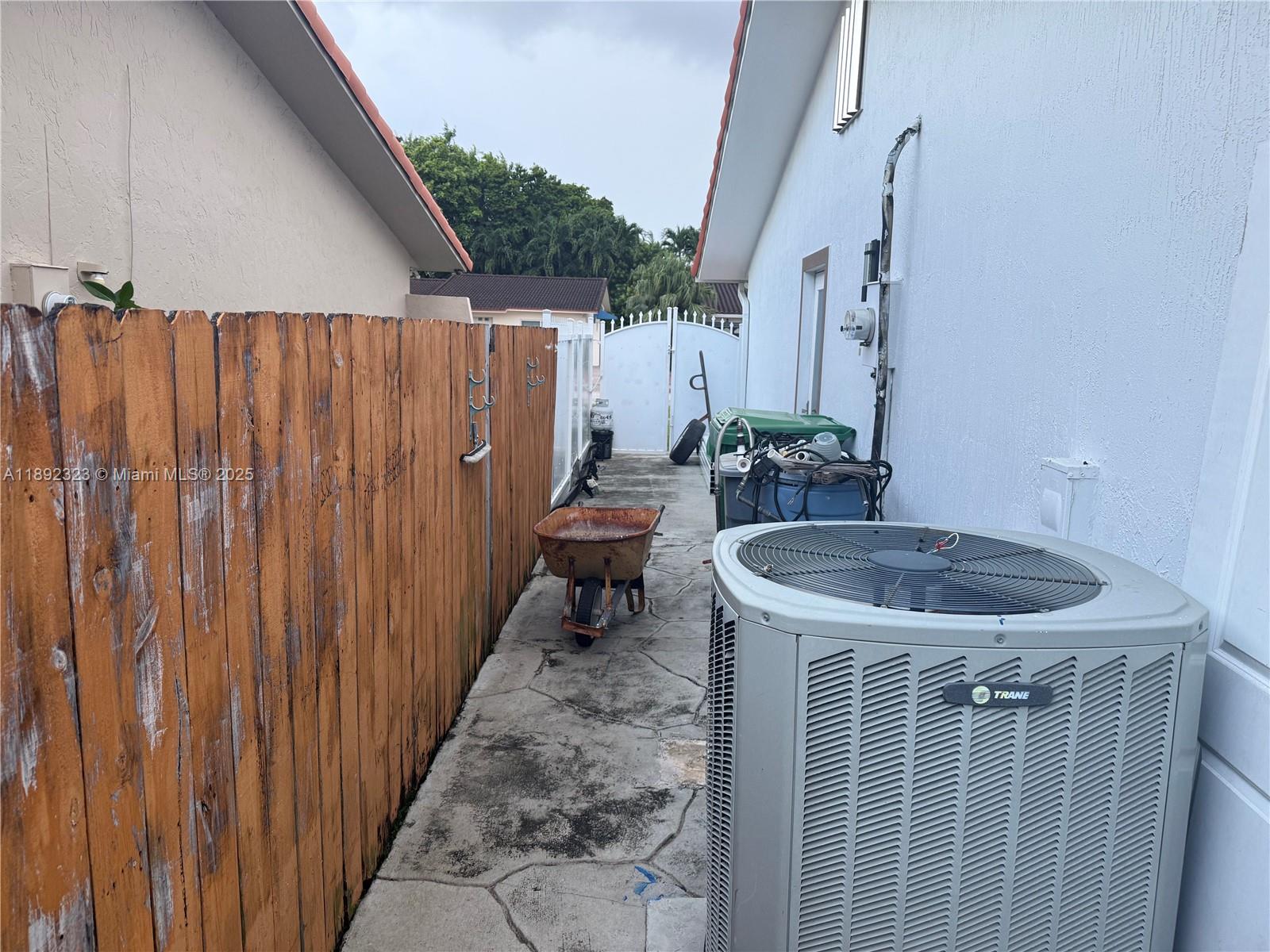 TAMIAMI LAKES SEC 1 - Residential