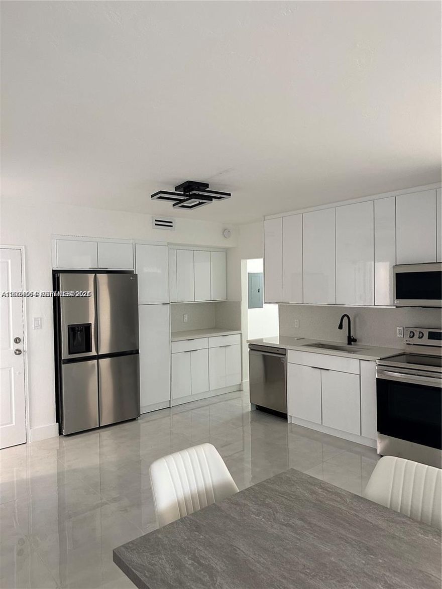Beautiful and remodeled nice apartment 2 bedrooms 2 bathrooms in Bal Harbour.
The apartment features a beautiful oceanview and new glass balcony . The building has 24 hours security .