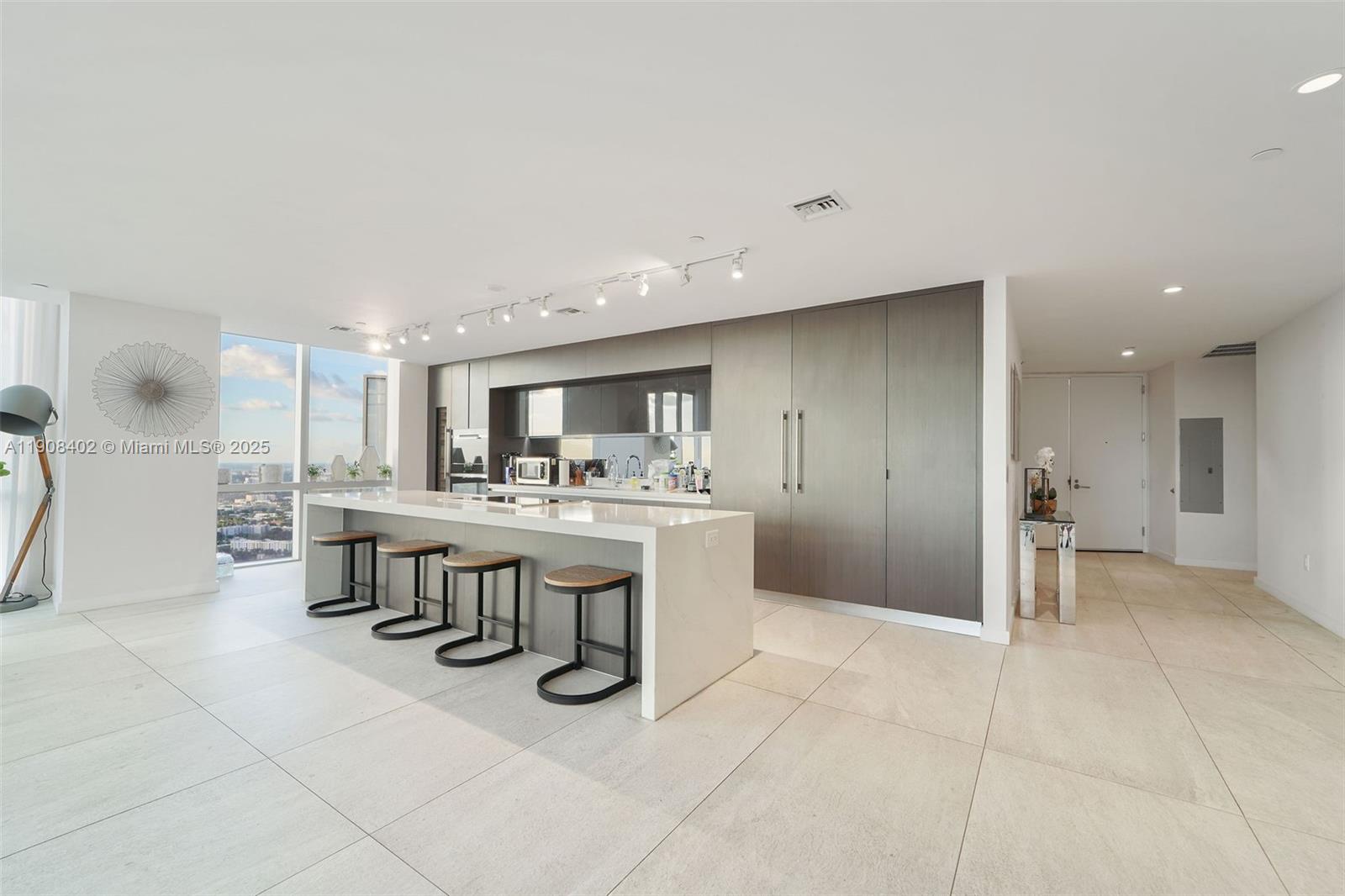 PARAMOUNT MIAMI WORLDCENT - Residential Lease