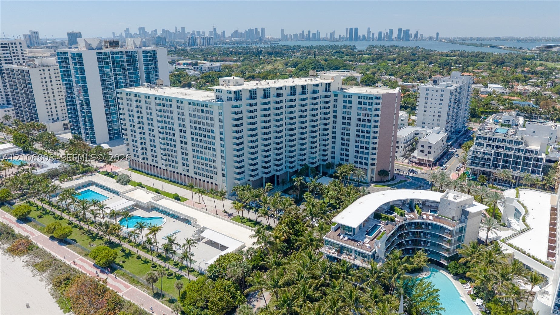 2899 Collins Ave 1522