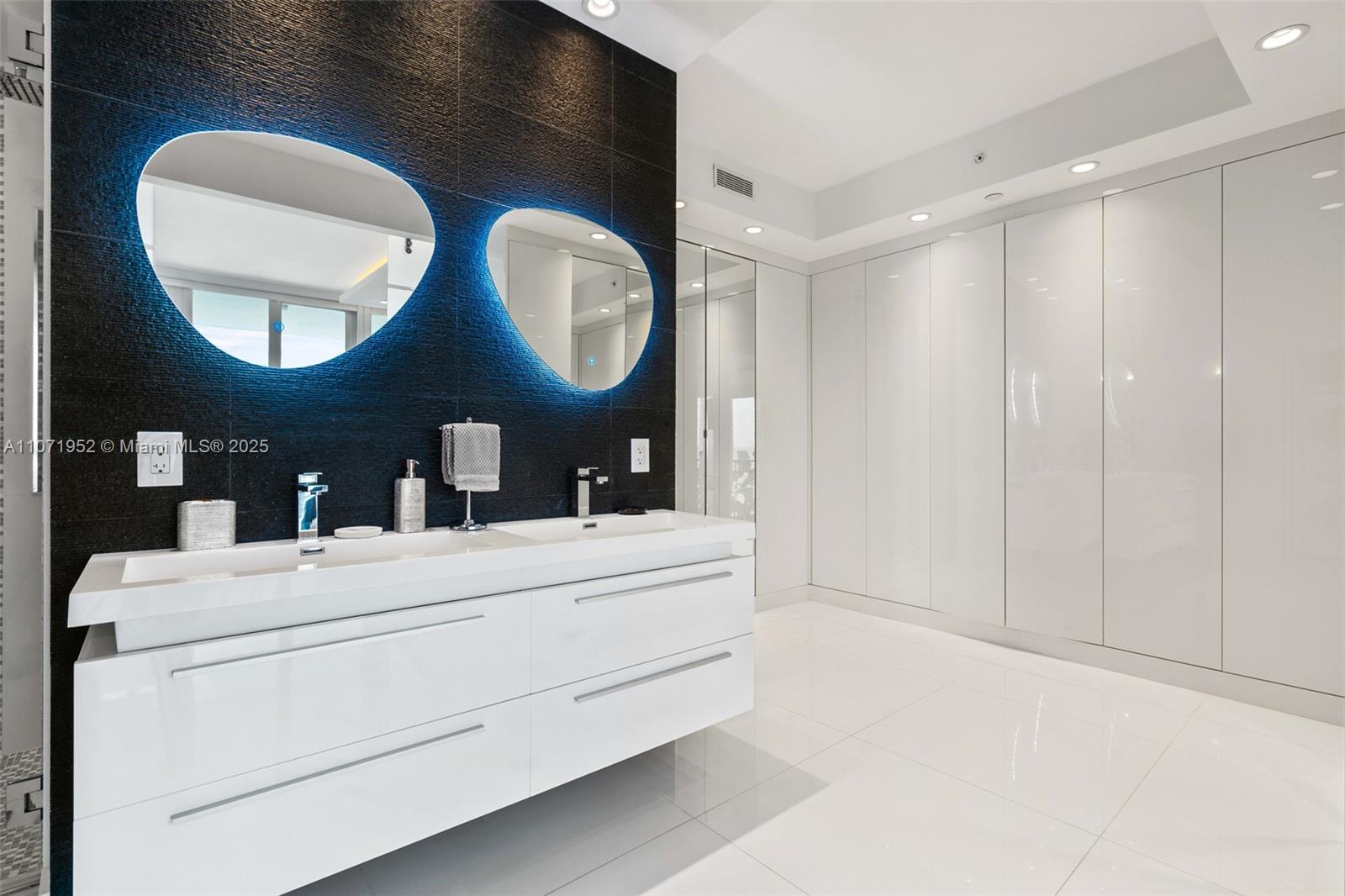 THE DECOPLAGE CONDO - Residential Lease