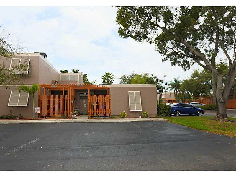 beautiful 3 bedroom 2 bathroom corner town house in Villa Lakes Community with spacious floor plan. Conveniently located close to Pembroke Mall, Publix shopping center and A+ schools. Enjoy fishing, canoeing, or relaxing in the covered terrace overlookin g the lake. Watch the HD video on this property!