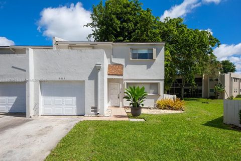 Photo of 8662 Bridle Path Ct #115A, Davie, FL 33328 (MLS # A11885960)