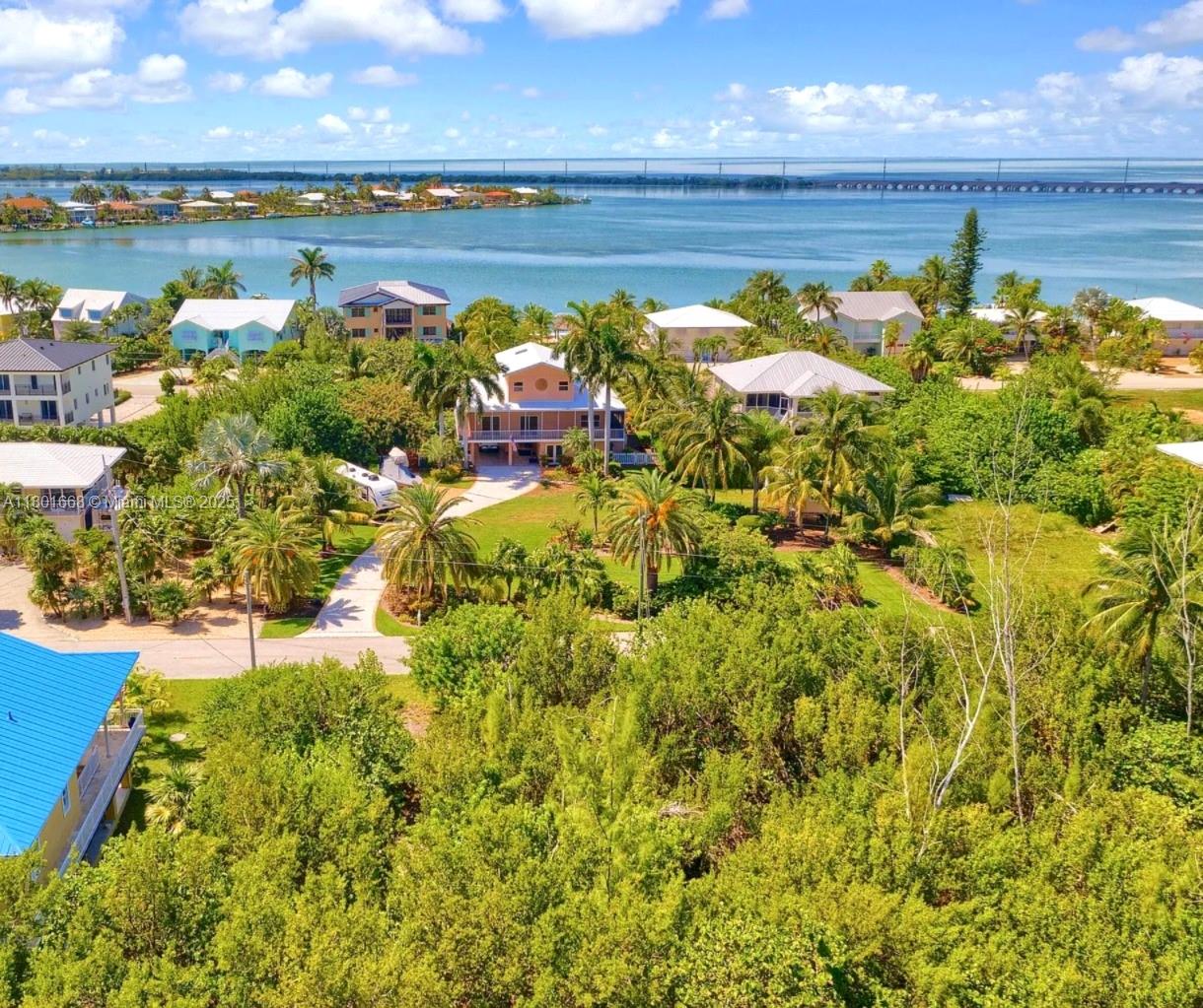 CENTER ISLAND - Land