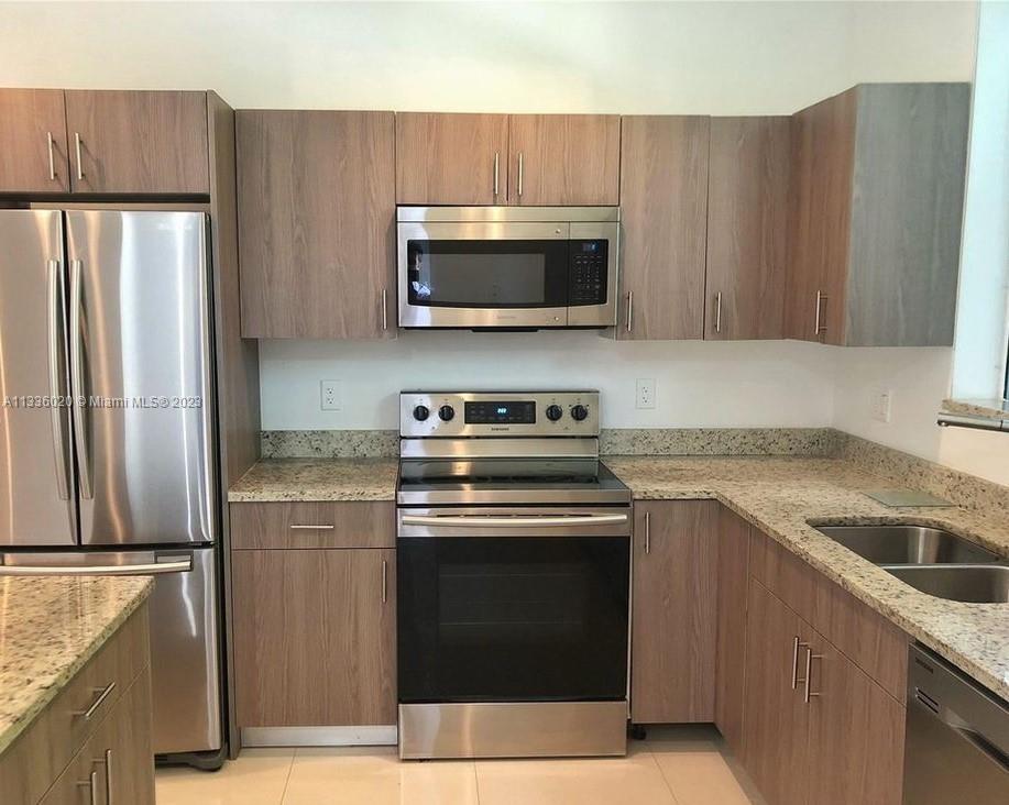 HOLLYWOOD - Residential Income