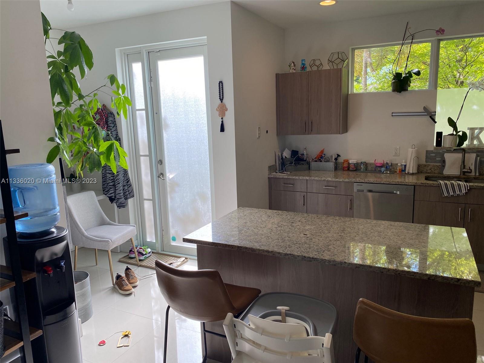 HOLLYWOOD - Residential Income