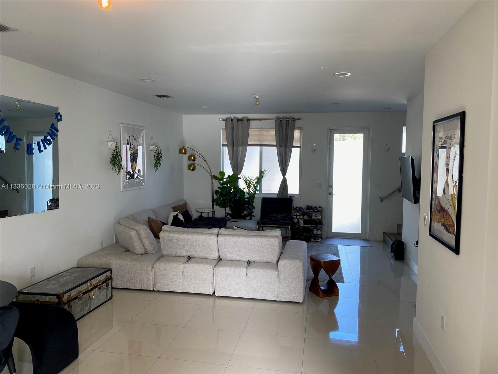 HOLLYWOOD - Residential Income