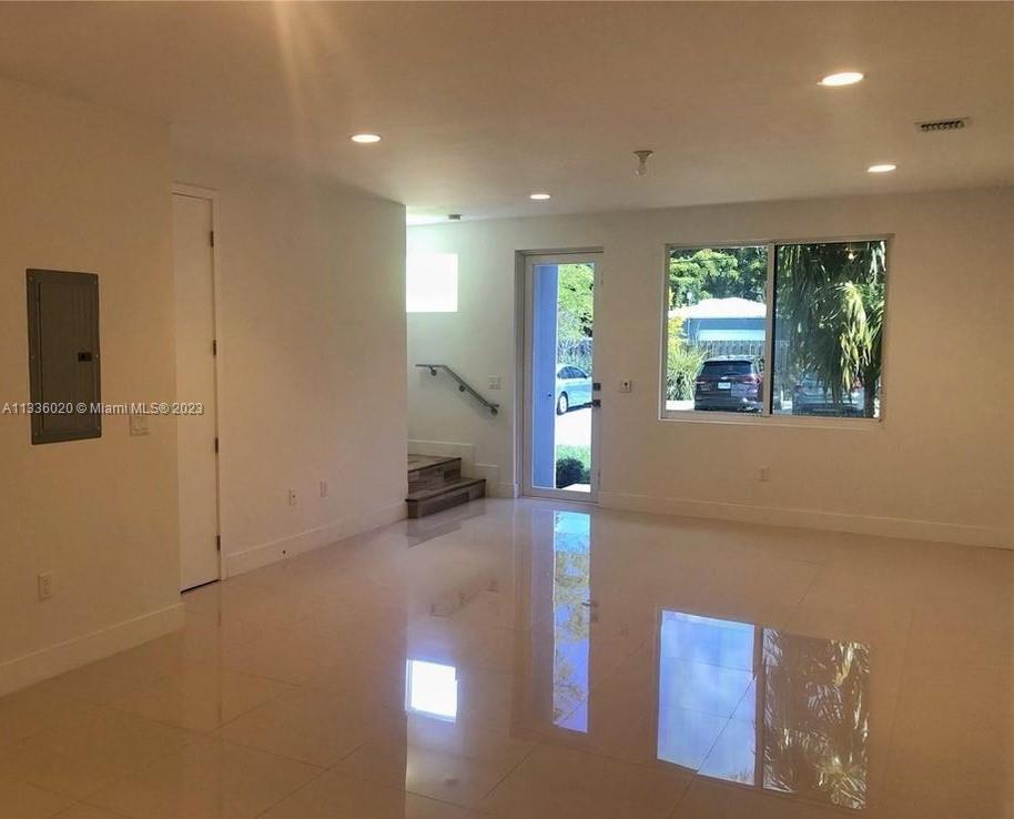 HOLLYWOOD - Residential Income