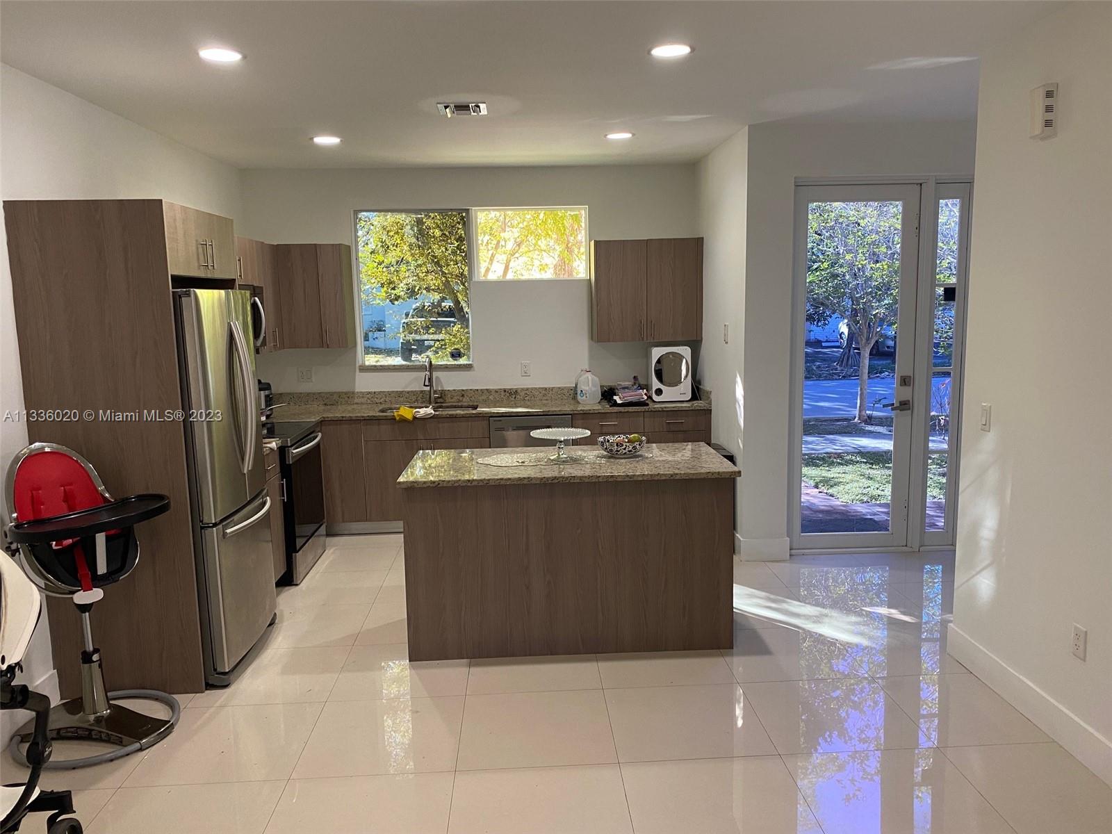 HOLLYWOOD - Residential Income