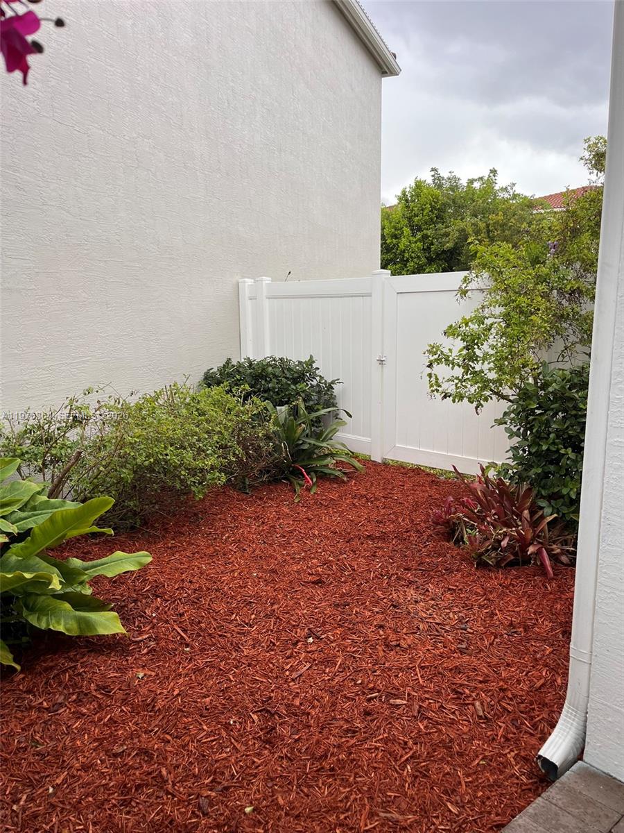 CHAMPION LAKES - Residential