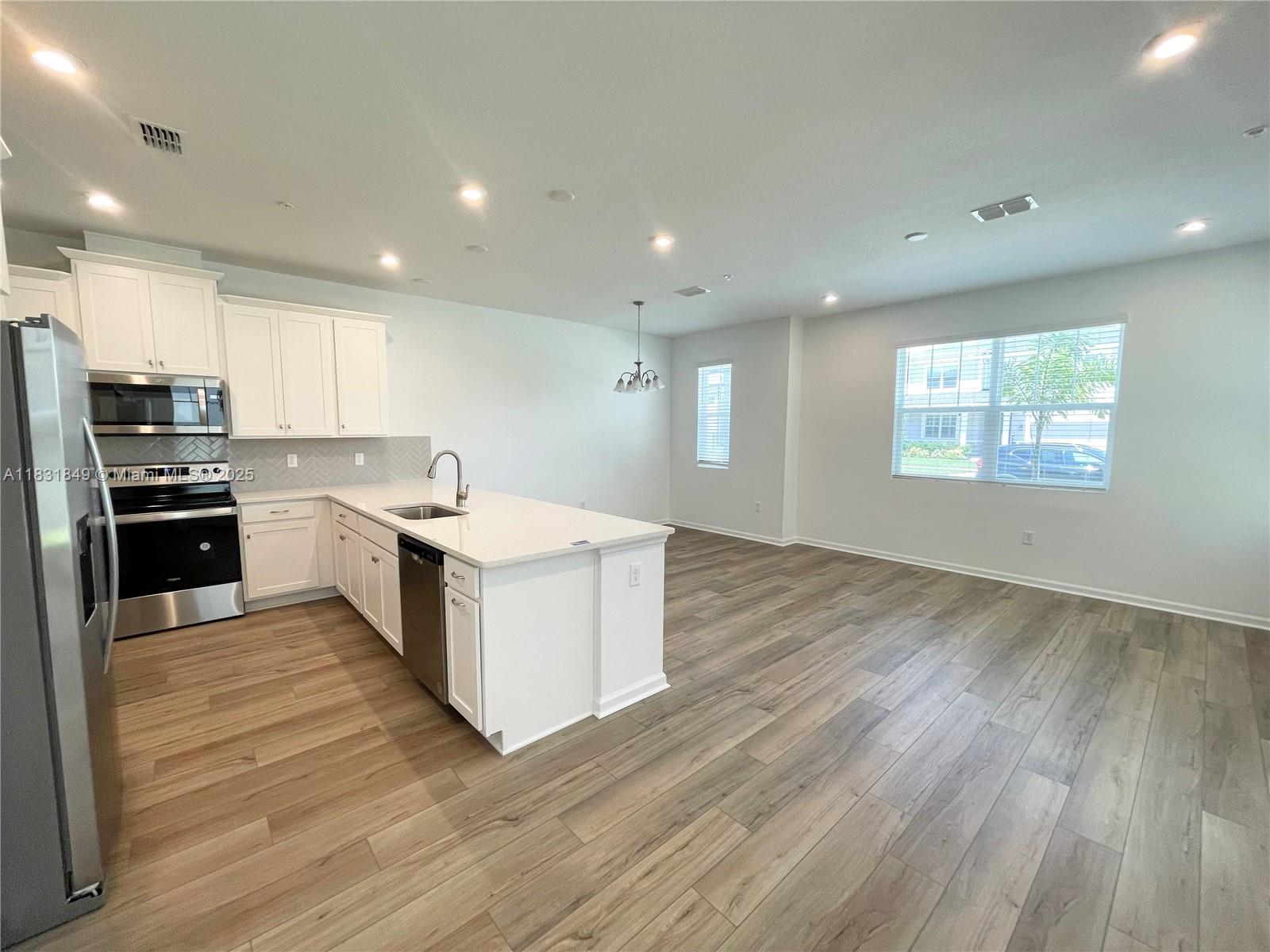 GREAT CORNER TOWNHOUSE 3 BEDS AND 3 BATHS WITH ALL STEEL APPLIANCES, QUARTZ COUNTER, DOUBLE GARAGE, WITH SPACE FOR UP TO 4 CARS EXCELLENT LOCATION WITH GREAT AAA SCHOOLS IN A COMMUNITY WITH CLUB HOUSE. ENJOY THIS CORNER WITH BRIGHT LIGTHS AND VIEWS READY TO MOVE FAST APPROVAL