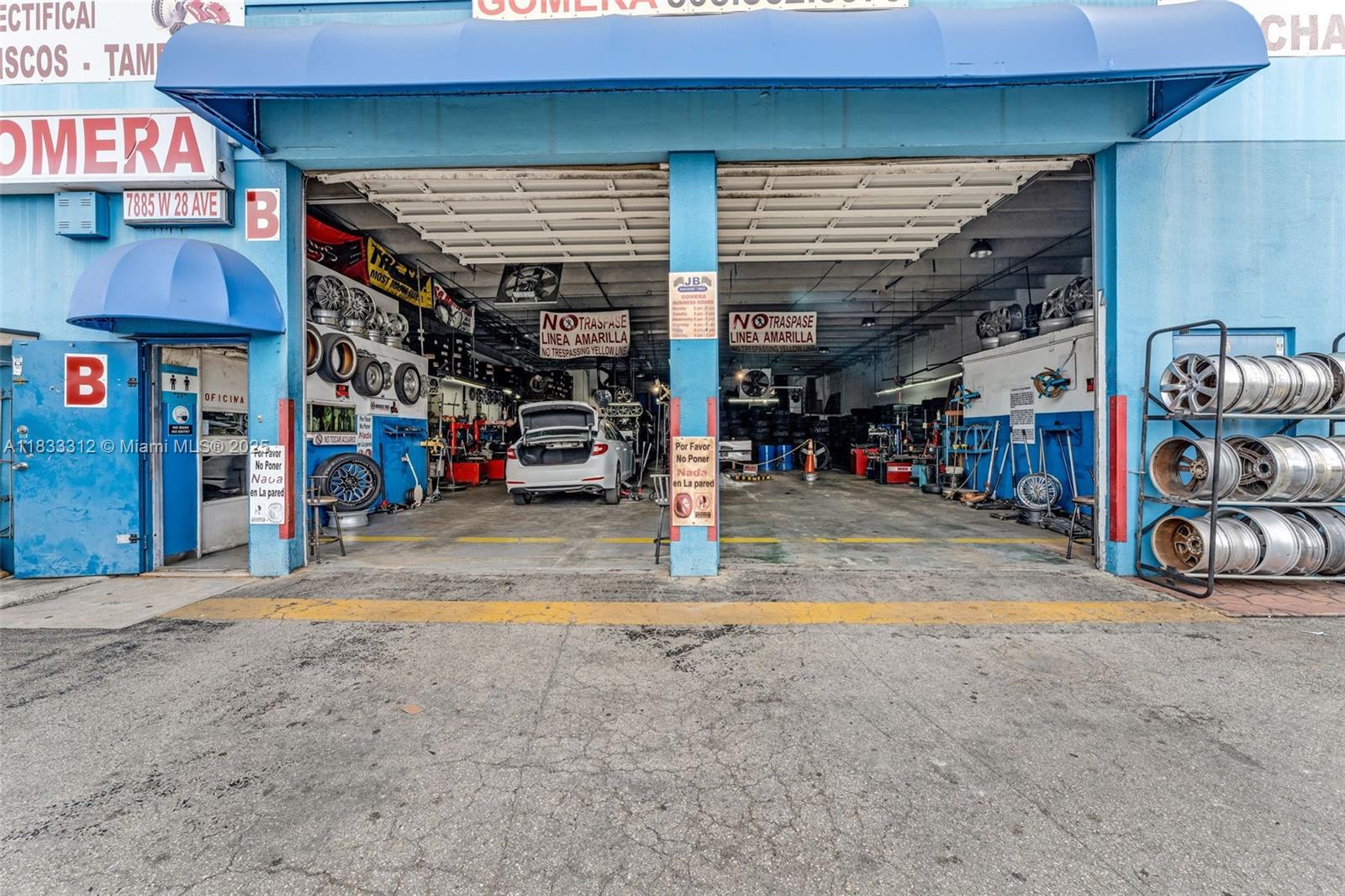 Main image without alt text