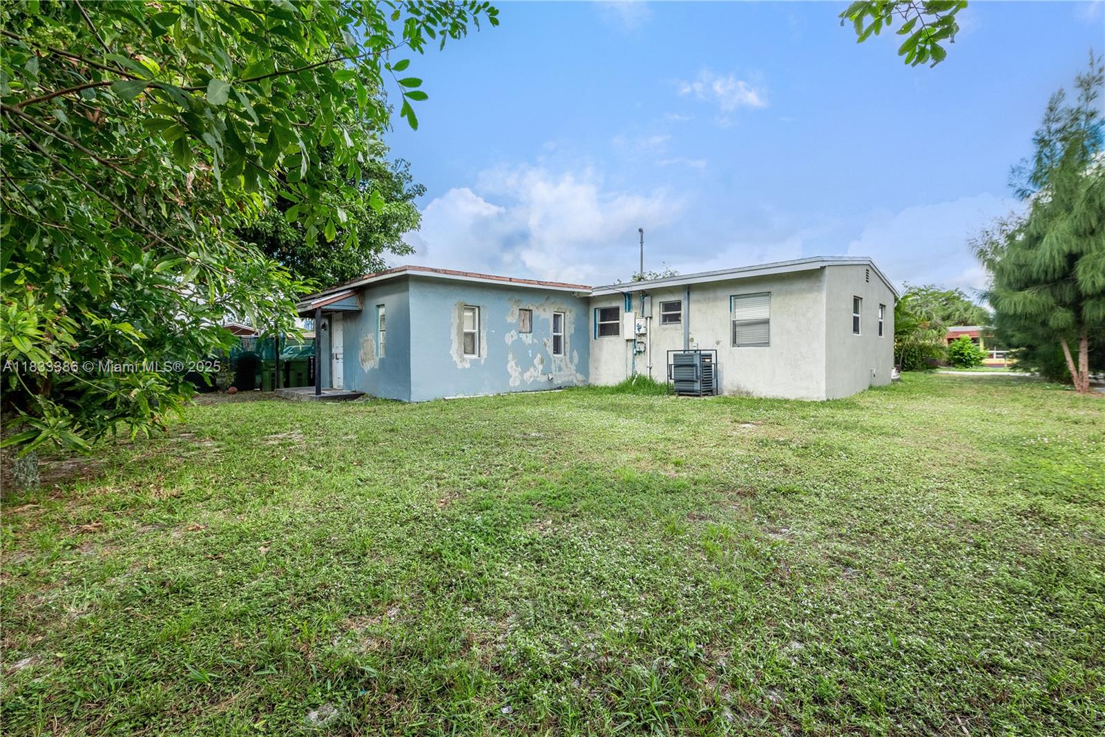 Spacious 4-bedroom, 2-bath single-family home in a quiet, well-located neighborhood. This property offers generous backyard space, perfect for outdoor activities, and is just minutes from stores, restaurants, and schools. An ideal opportunity for investors or future homeowners.