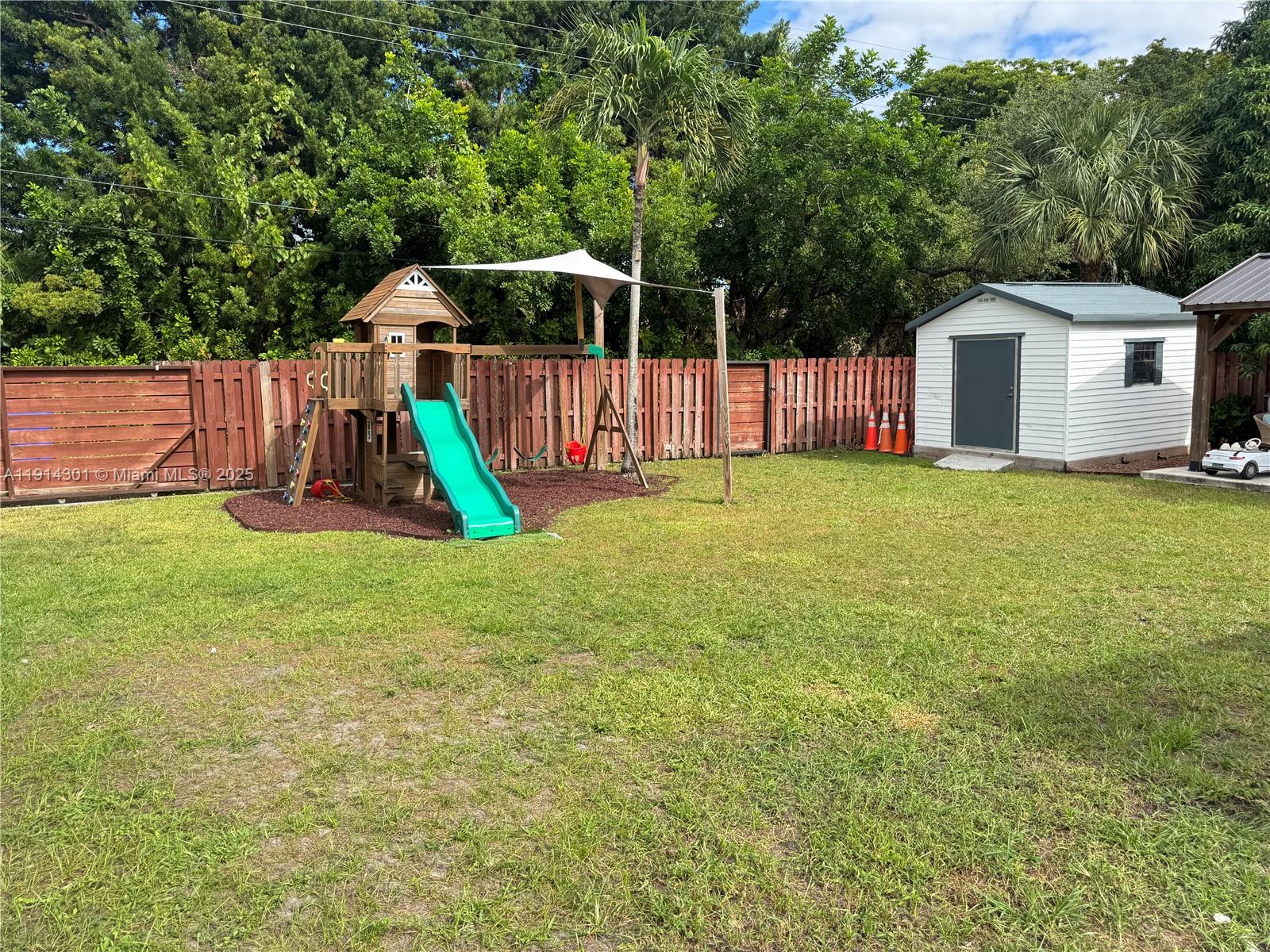 HOLLYWOOD HILLS - Residential Lease