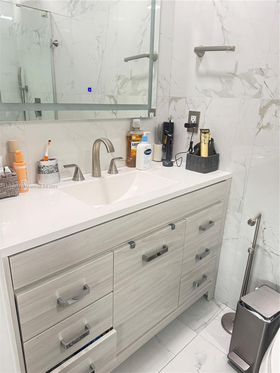 HOLLYWOOD HILLS - Residential Lease