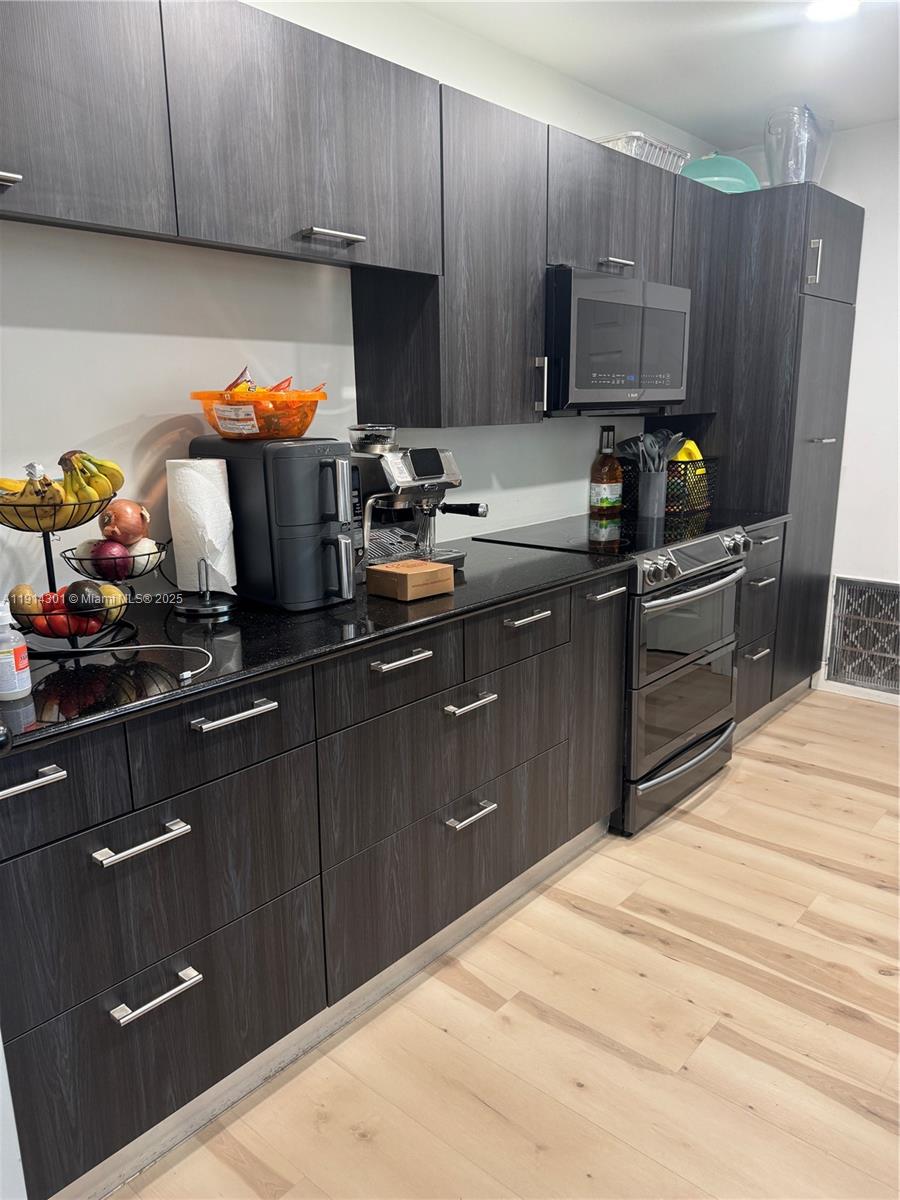 HOLLYWOOD HILLS - Residential Lease