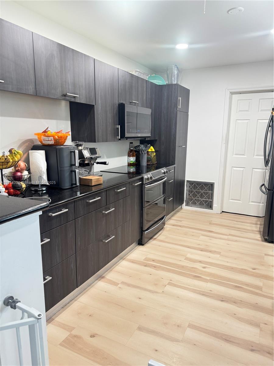 HOLLYWOOD HILLS - Residential Lease