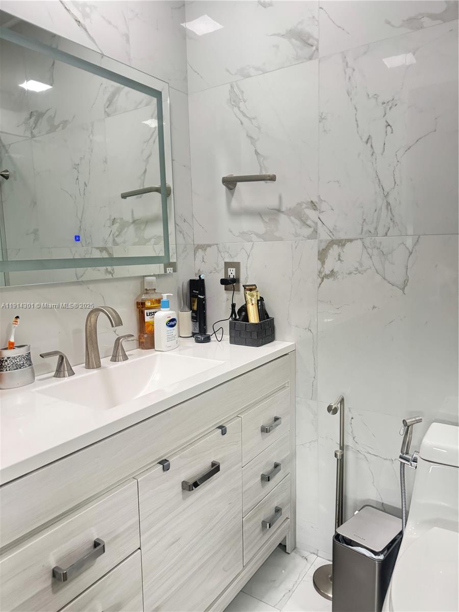 HOLLYWOOD HILLS - Residential Lease