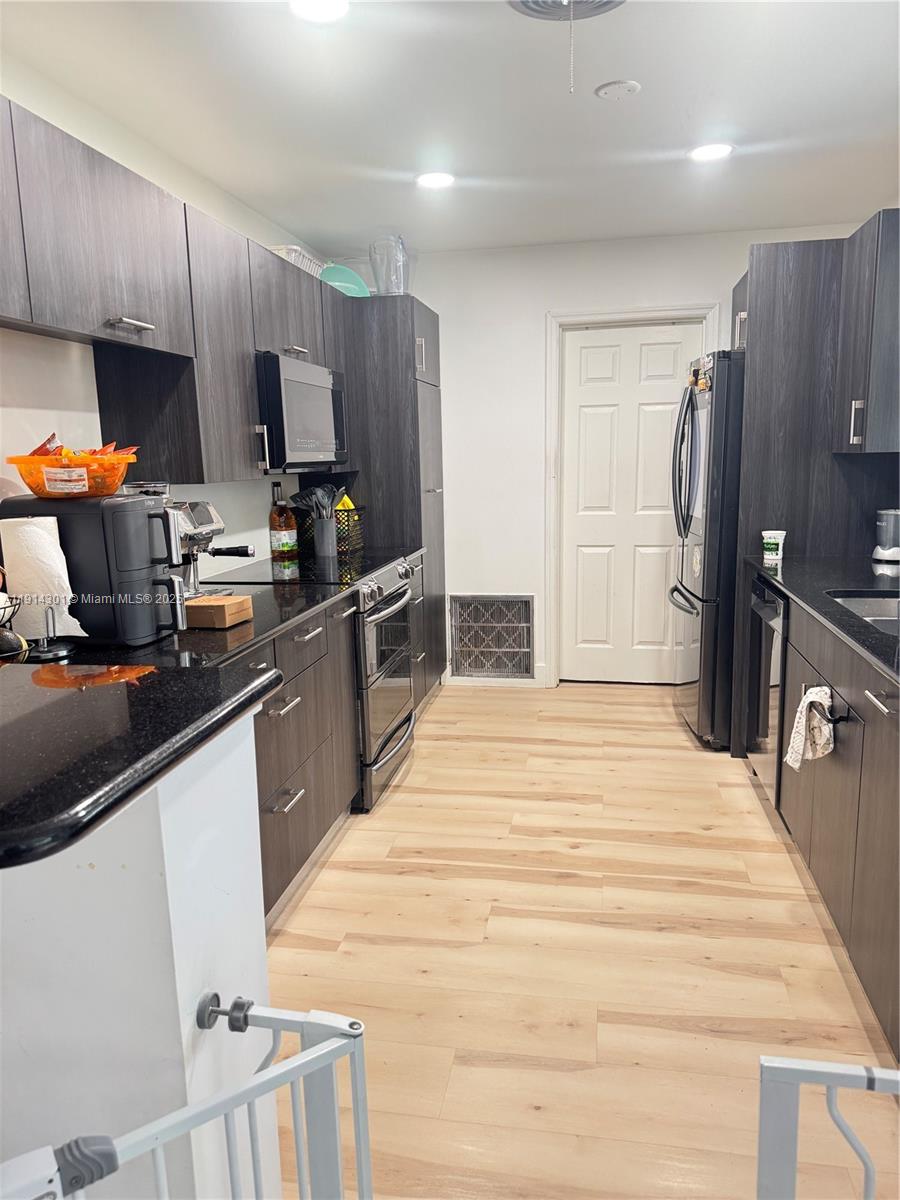 HOLLYWOOD HILLS - Residential Lease