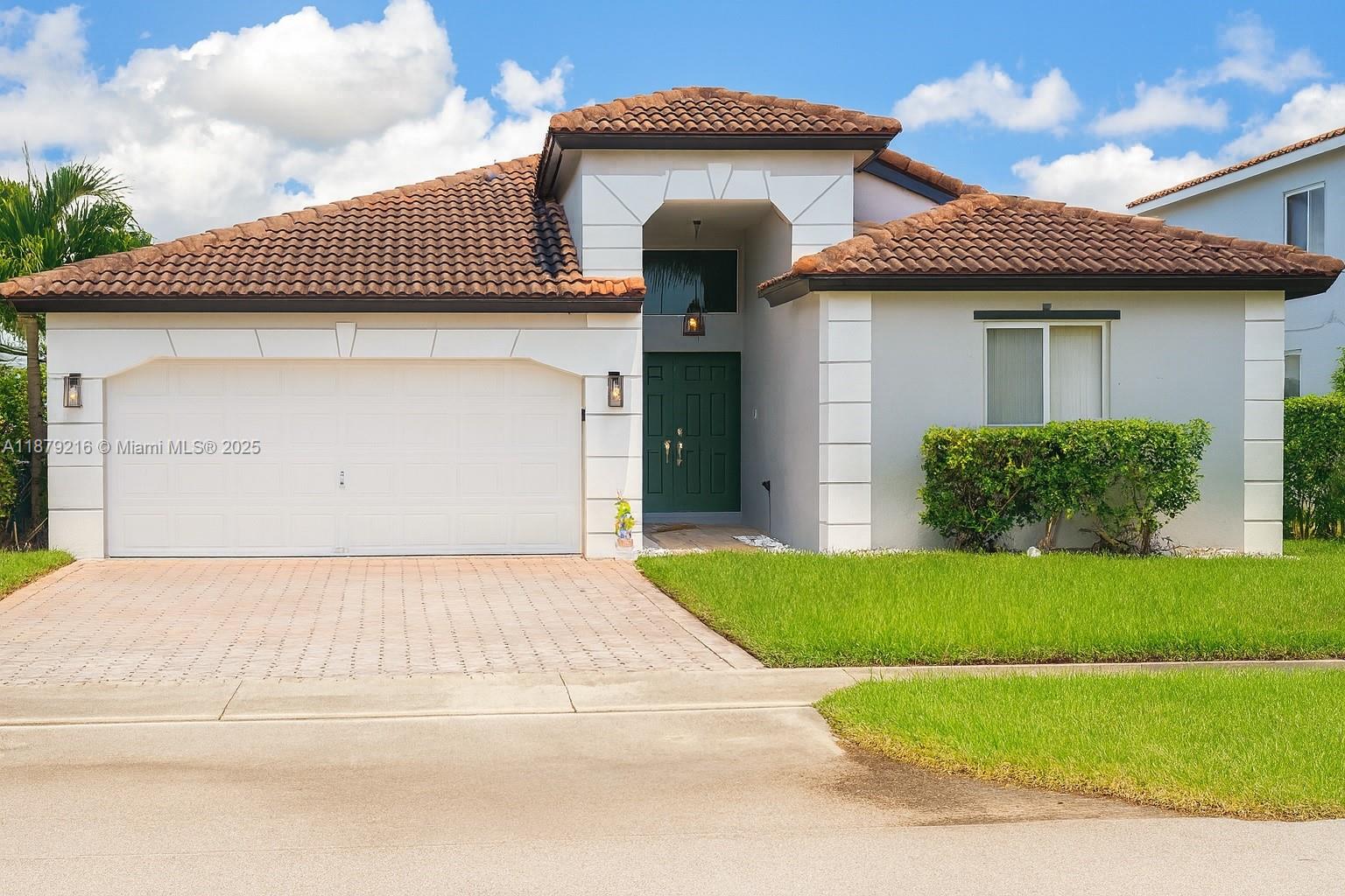 This property is offered fully furnished and equipped, making it the perfect option for families or executives in need of an extended stay in Miami without the hassle of moving or furnishing. It features 3 bedrooms, 2 bathrooms, and a 2-car garage, in a functional layout that balances comfort and practicality. The décor and furniture have been carefully chosen to provide a modern and welcoming atmosphere.
The home is completely move-in ready: tenants only need to bring their personal belongings. Interior spaces include spacious living and dining areas, a well-appointed kitchen with quality appliances, and social areas filled with natural light. Located within a gated community with security