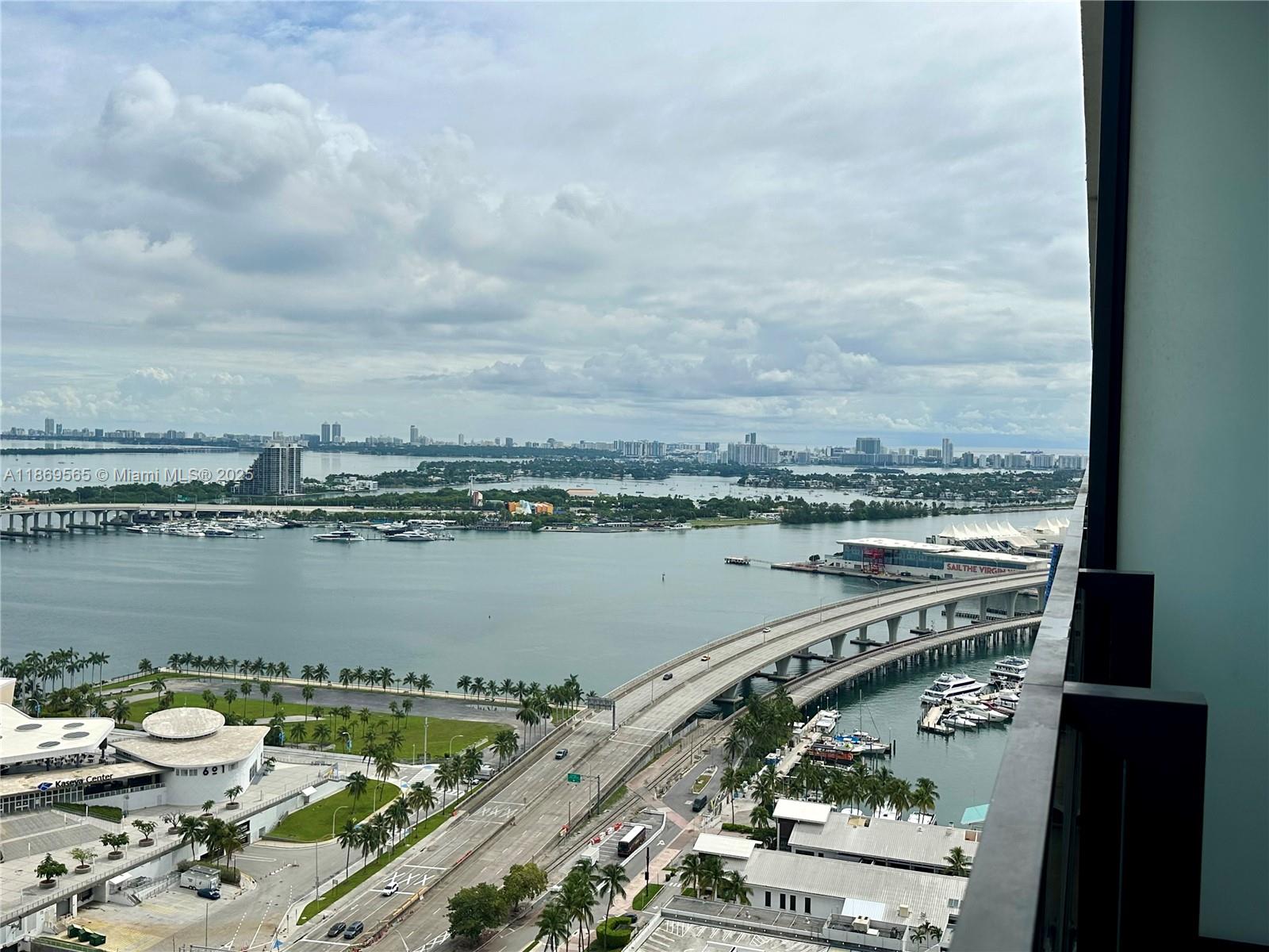 Luxury 1BD/1BA at The Elser Hotel & Residences in Downtown Miami. Turnkey unit with modern finishes, floor-to-ceiling windows, balcony, fully equipped kitchen, and in-unit washer/dryer. Resort-style amenities include 132-ft rooftop pool, spa, two-story fitness center, sky lounge, co-working spaces, grilling terrace, and lobby bar. No rental restriction; ideal as a full-time residence, pied-Ã -terre, or income property. Prime location near Biscayne Bay, Bayside, Miami Beach, Wynwood, Arts District, museums, and parks.