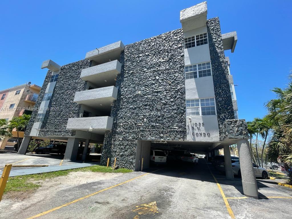 2 bed and 2 baths apt. Very Easy to show. Vacant. Easy association process.