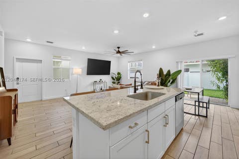 Tiny photo for 826 SE 17th St, Homestead, FL 33034 (MLS # A12048174)