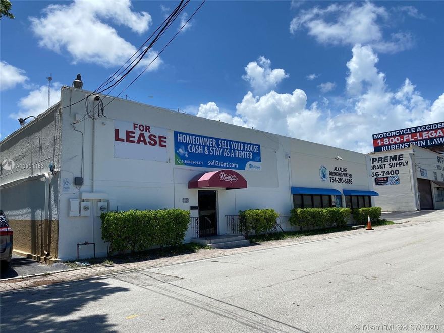 4,750 SF Warehouse/Office/Showroom flex-space for LEASE with frontage on i-95 with excellent exposure to a very high traffic count. The building features high ceilings, two bathrooms, rear entrance for unloading trucks, private driveway and parking lot, and the possibility for virtually all commercial uses including retail, storage, office, showroom, manufacturing, and professional services. Owner will pay property taxes. Building features 2,700 SF of air-conditioned warehouse, 1,350 SF of office/showroom space, and 750 SF of mezzanine-level storage space.