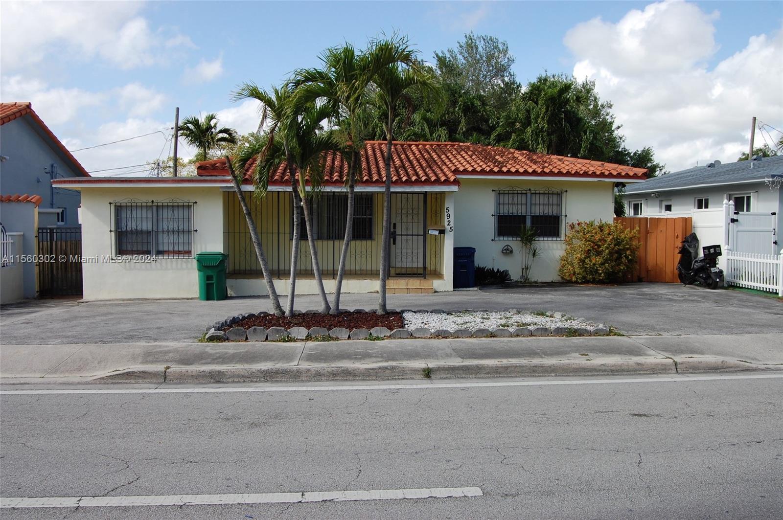 5925 Sw 24th Street St, Miami, Broward County, Florida - 2 Bedrooms  
1 Bathrooms - 