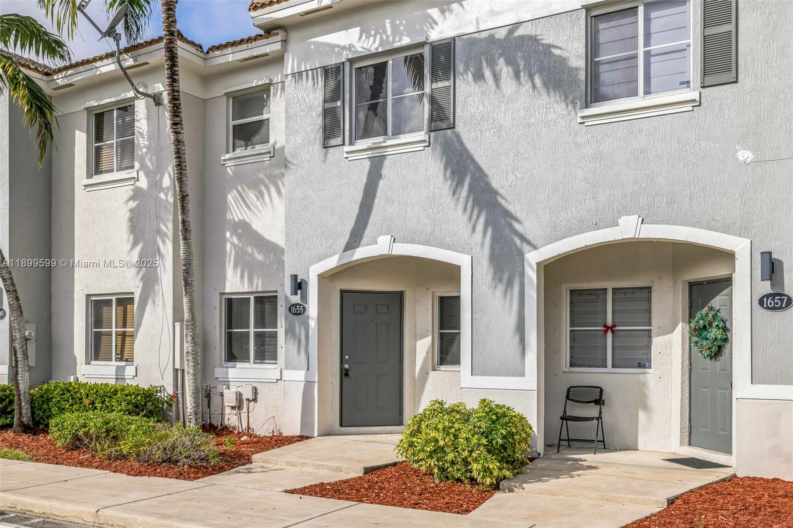 Welcome to this lovely 2-bedroom, 2.5-bathroom townhouse in the desirable Venetia Grove community of Homestead.
The ground floor features a kitchen with easy-to-maintain tile flooring and black appliances. The living space is conveniently located on the ground floor, while both bedrooms are upstairs, featuring carpet.
This home is perfect for those seeking a low-maintenance lifestyle with all the amenities of townhouse living. It is conveniently located near top-rated schools, restaurants, shops, hospitals, and parks, and is minutes from US1, Florida's Turnpike, Homestead Baptist Hospital, and the Florida Keys.
Schedule your showing today!