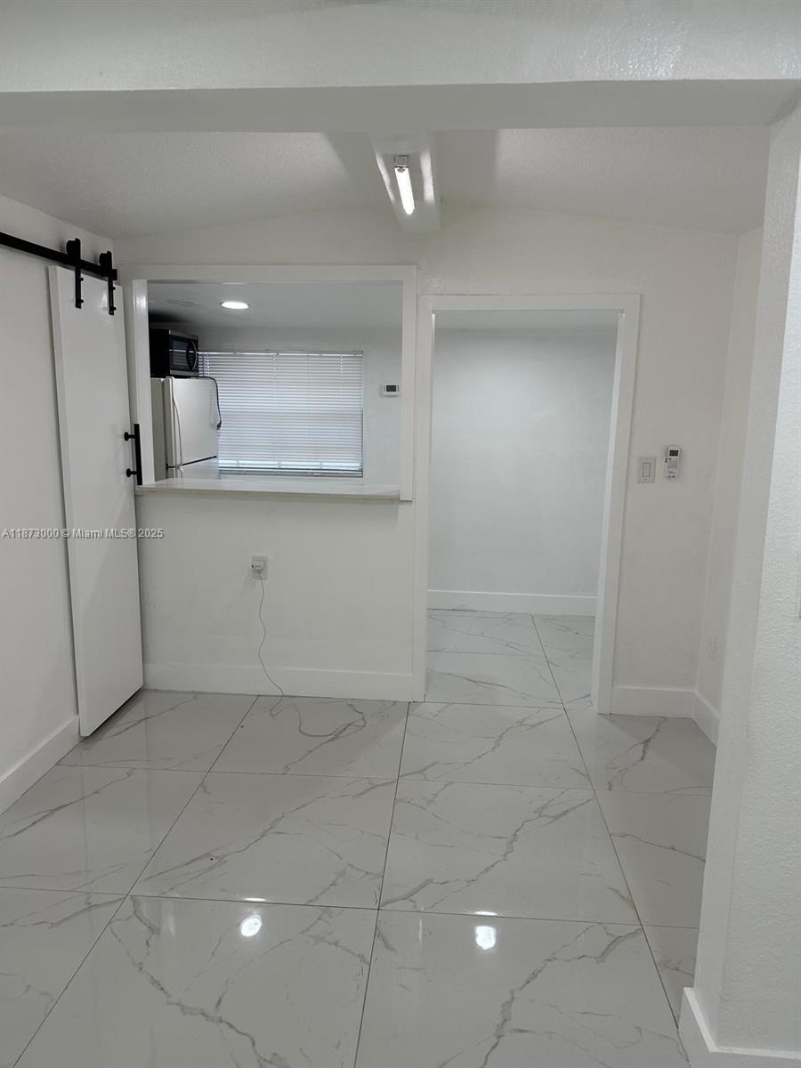Beautiful Efficiency Studio located in a prime residential area with a walk-in closet, pantry, space divider, microwave, stove, dishwasher, small and large refrigerator, washer and dryer. Includes all services (Electricity, Internet, Water, Garbage Collection). ¡See it and live it!