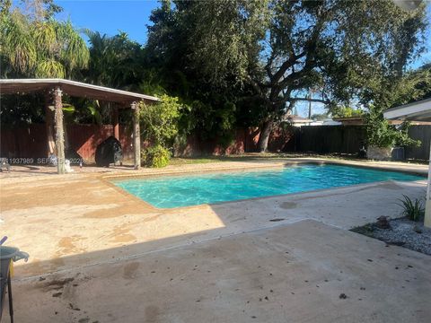 9755 SW 165th Ter Miami FL 33157