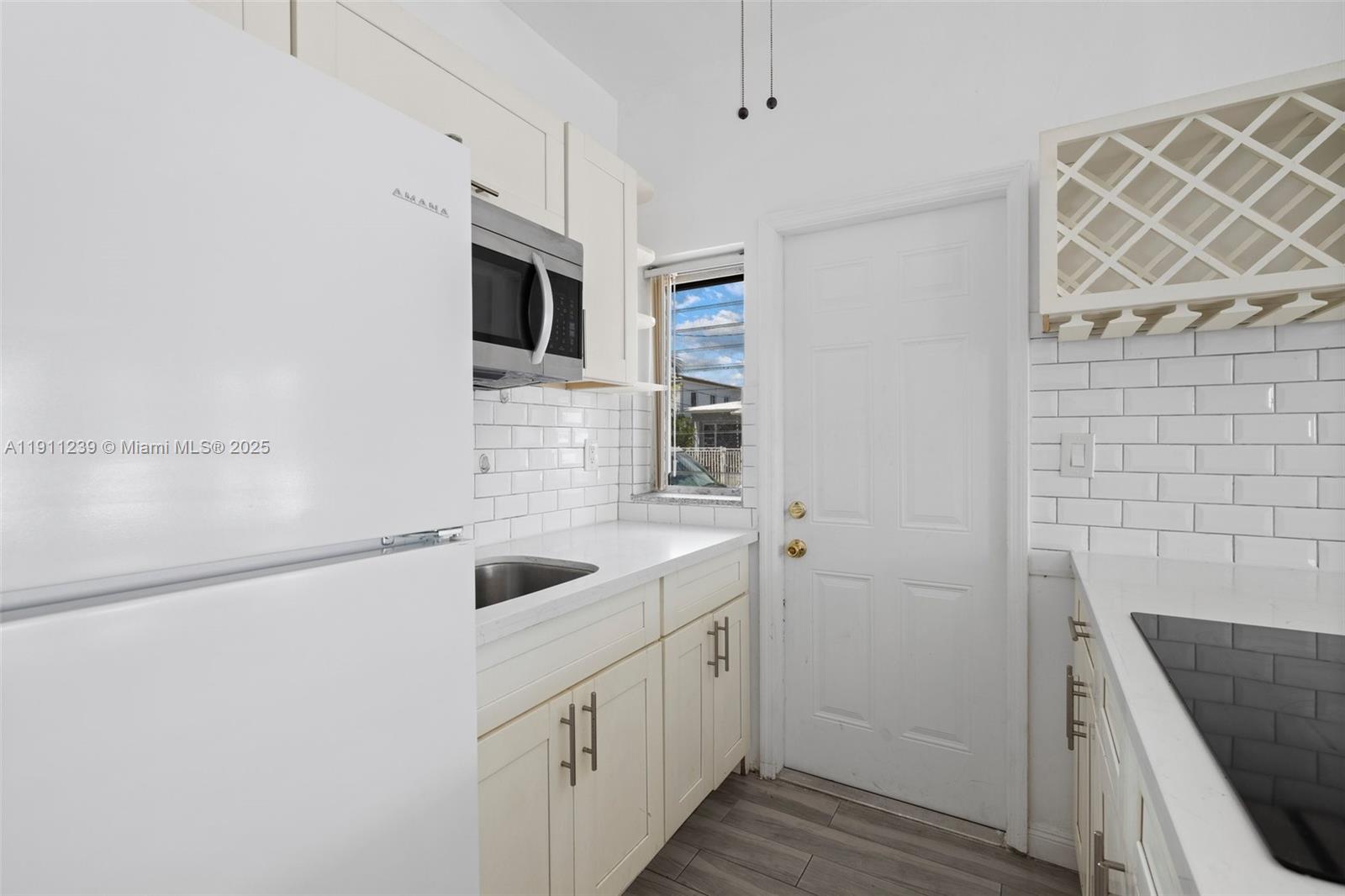 BISCAYNE BCH SUB - Residential Lease