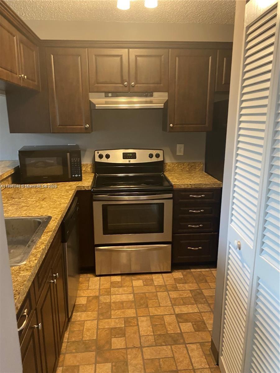 STERLING VILLAGES OF PALM - Residential Lease