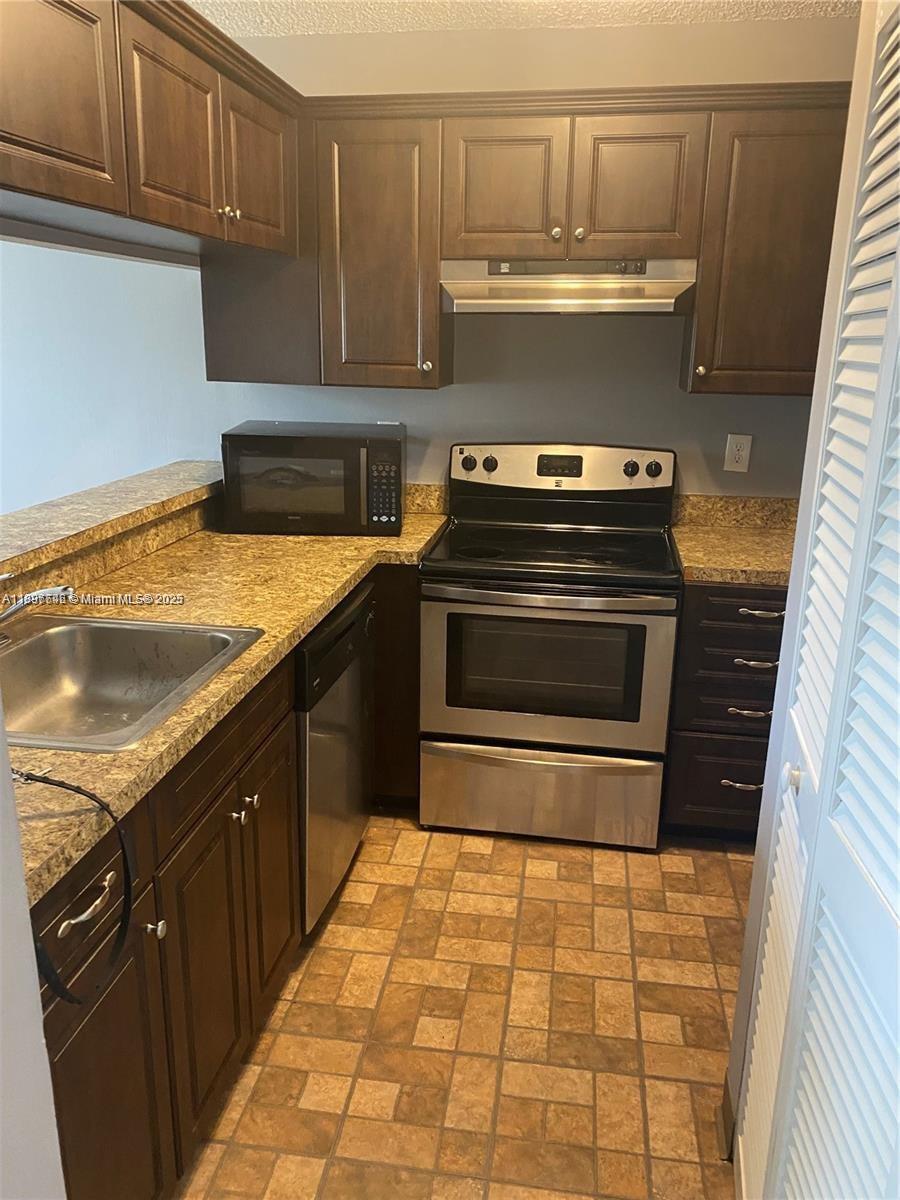 STERLING VILLAGES OF PALM - Residential Lease
