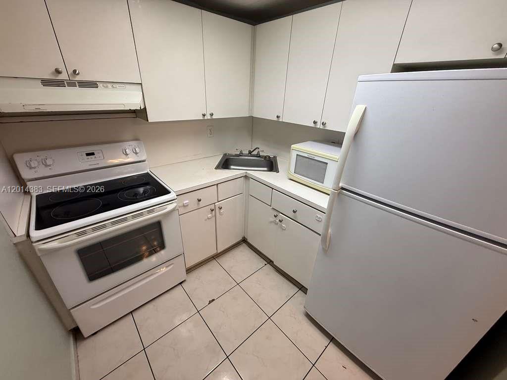 LAS ESTRELLAS CONDO - Residential Lease