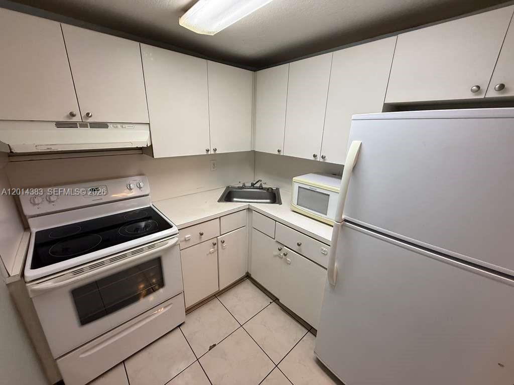 LAS ESTRELLAS CONDO - Residential Lease