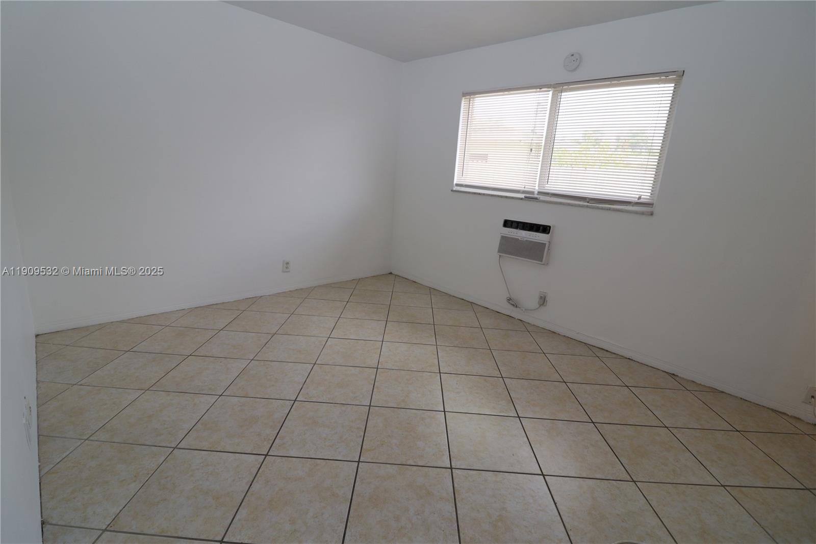 LLOYD ESTATES - Residential Lease