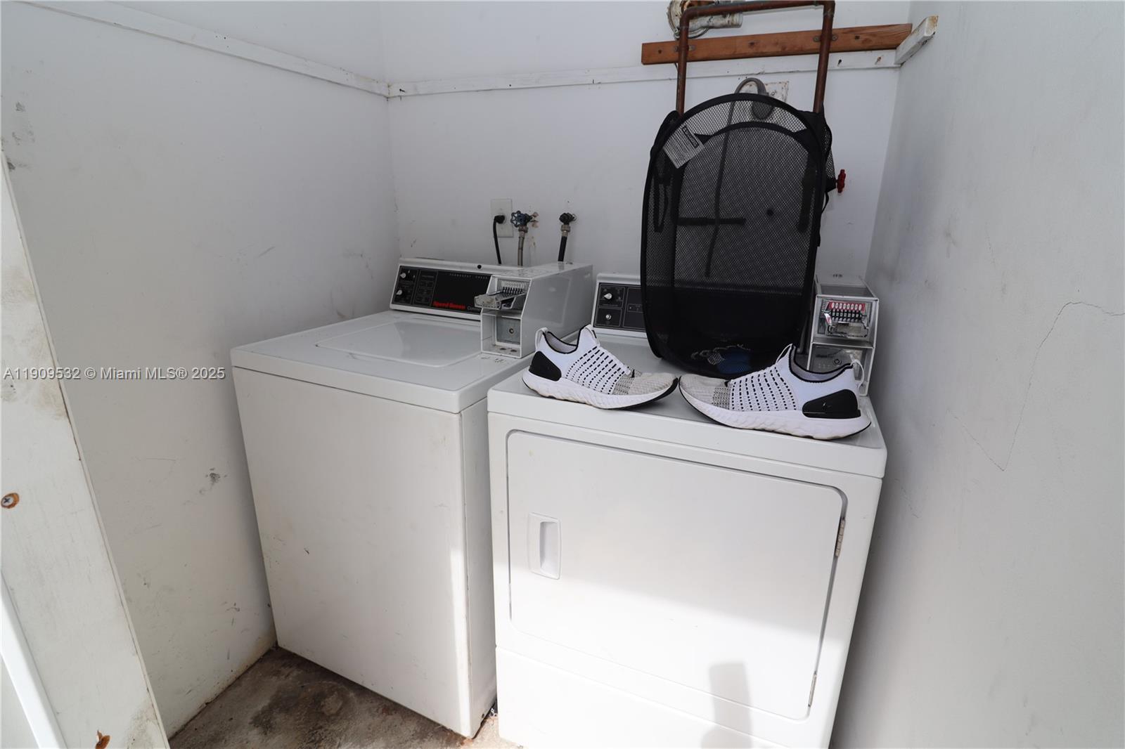 LLOYD ESTATES - Residential Lease