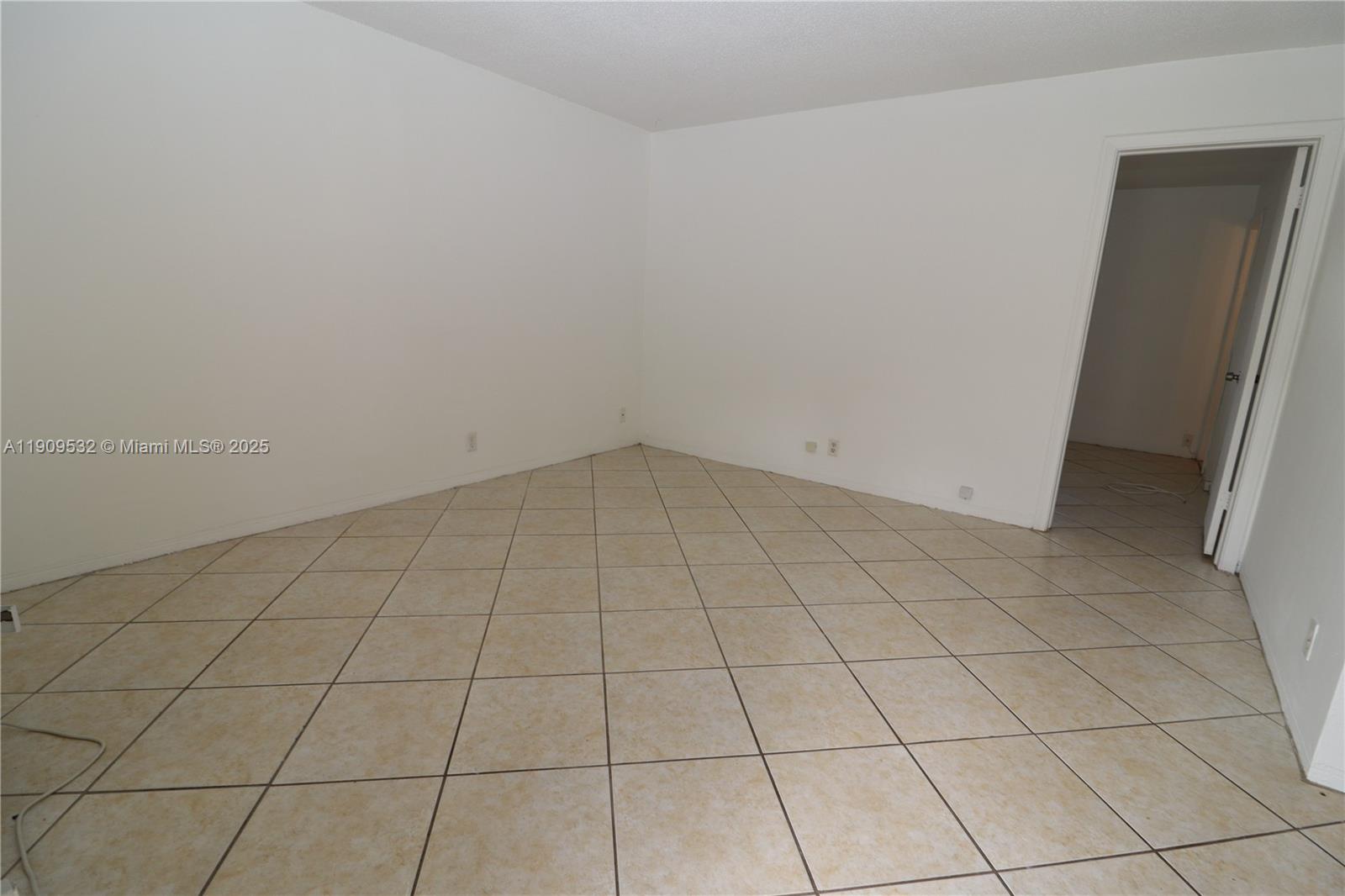 LLOYD ESTATES - Residential Lease