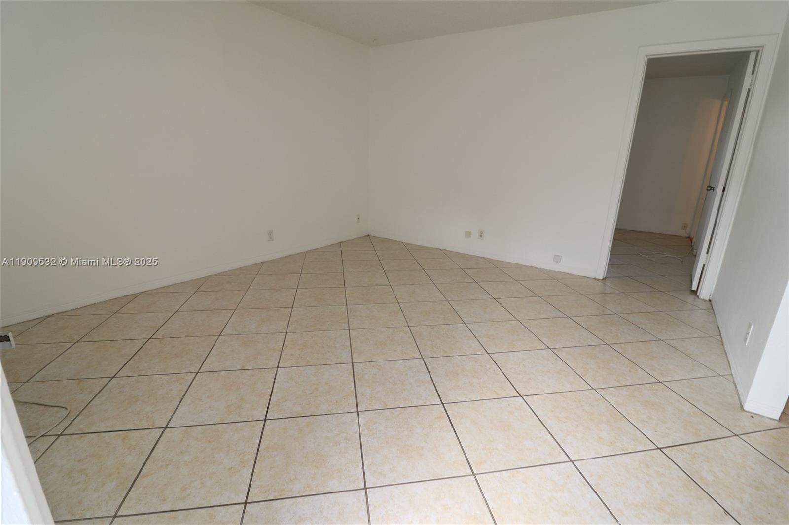 LLOYD ESTATES - Residential Lease