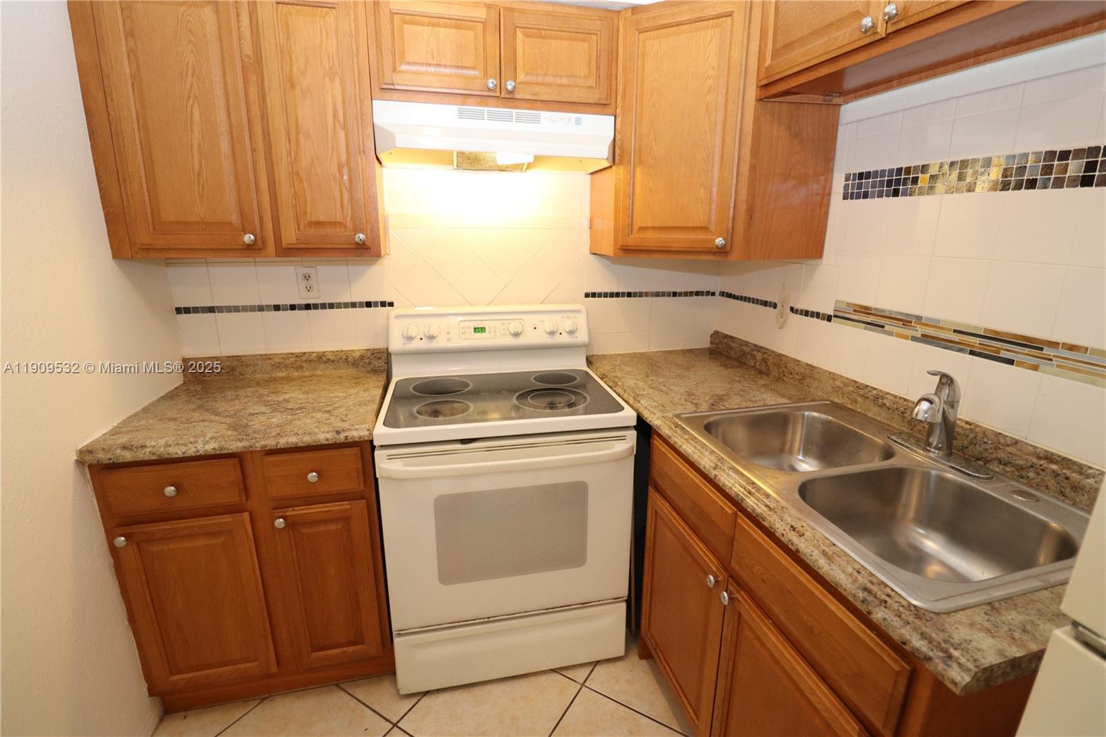 LLOYD ESTATES - Residential Lease