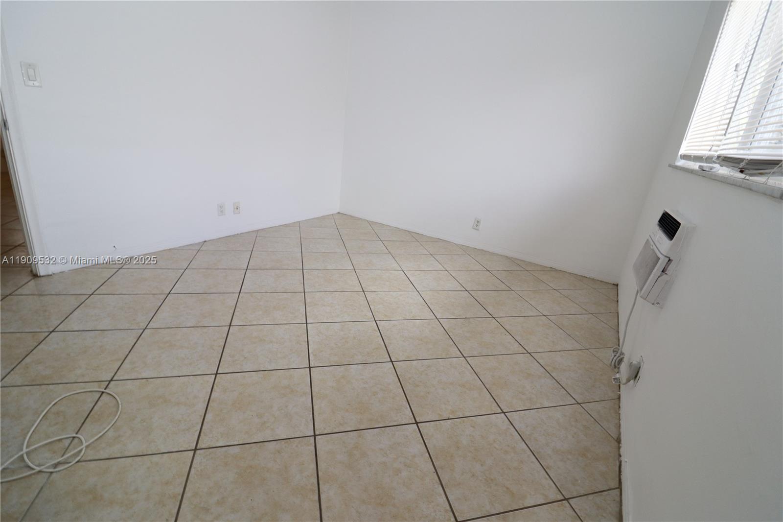 LLOYD ESTATES - Residential Lease