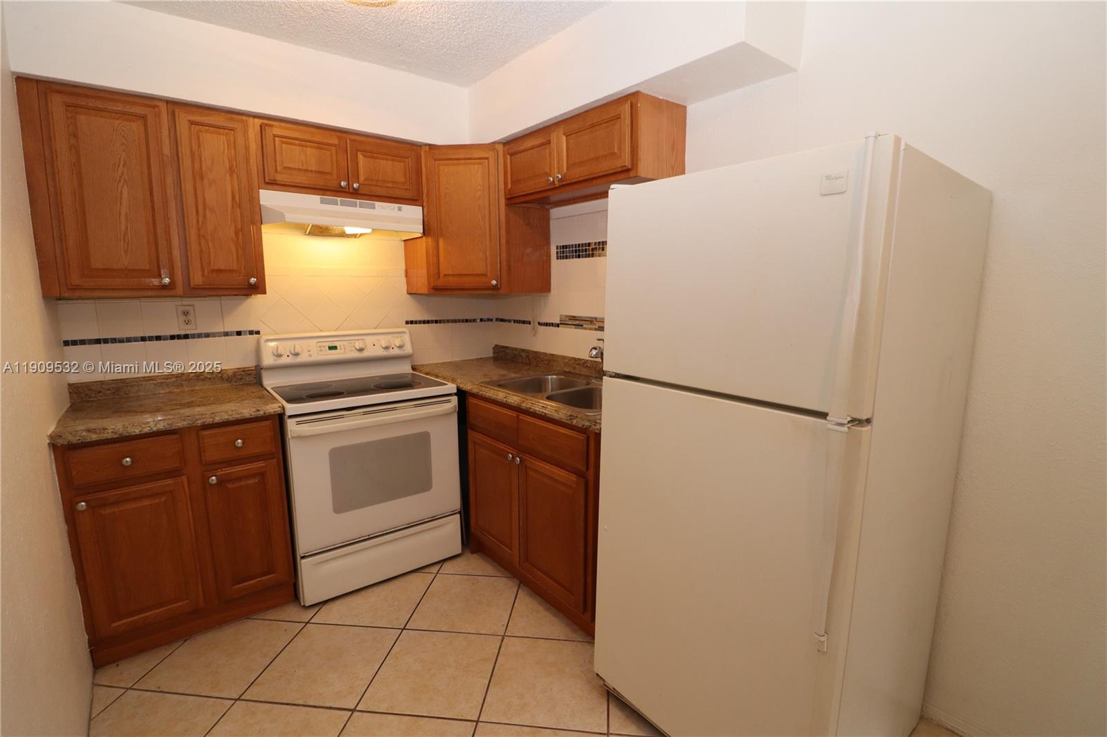 LLOYD ESTATES - Residential Lease