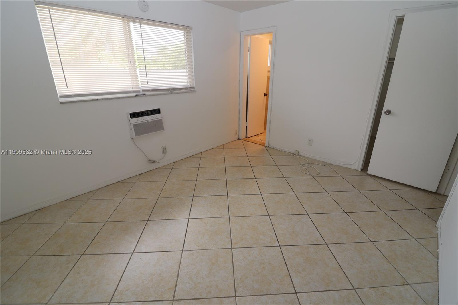 LLOYD ESTATES - Residential Lease