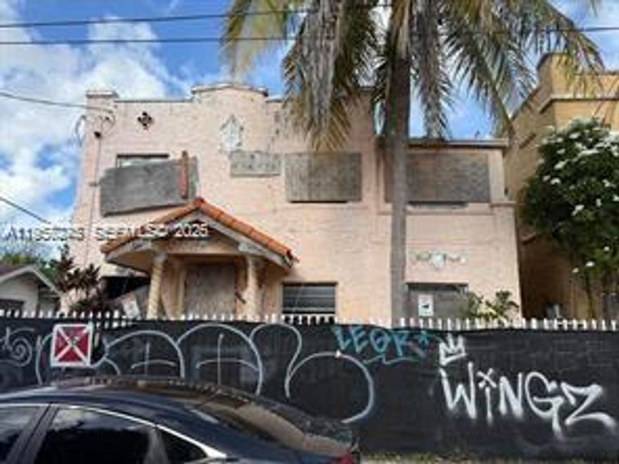 GREAT INVESTMENT OPPORTUNITY.DEVELOPERS, INVESTORS, AND REBUILDERS! 6 UNITS 10 BEDROOMS 6 BATHROOMS It's time to take advantage of the Grove's resurgence! INCREDIBLE 5000 sq ft REBUILDABLE PROPERTY located in The Grove's "OPPORTUNITY ZONE, this prime property, located in the thriving area of Miami, offers great potential for buildable units. Thanks to its strategic location, this property offers an exceptional opportunity, close to amenities and a dynamic commercial environment, in one of Miami's most coveted areas. GENERAL T4-R 3900 - MULTI-FAMILY - 38-62 U/A No appointment needed!!!!
