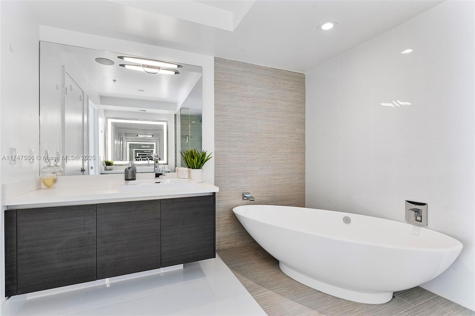 PARQUE TOWERS CONDO - Residential